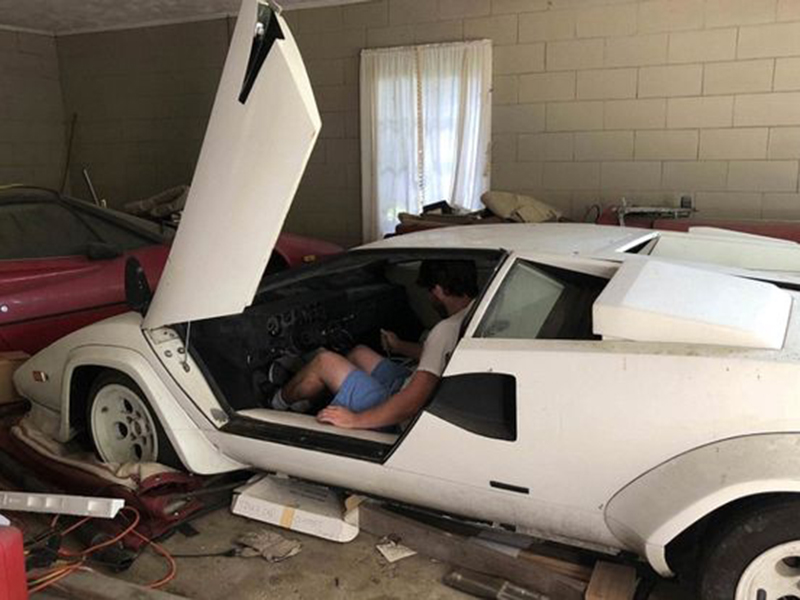 شاهد بالصور: شاب أمريكي يعثر في مرآب جدته على سيارتي لامبورجيني وفيراري!